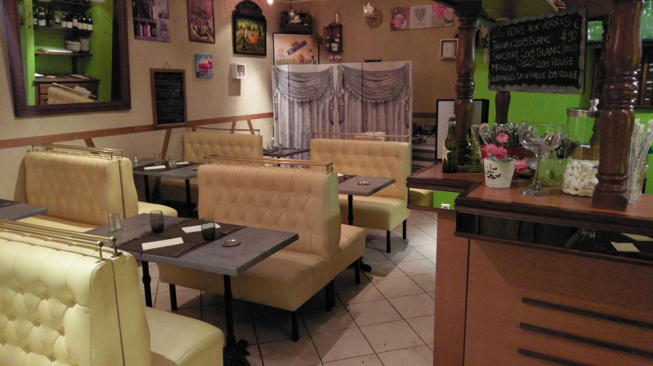 Logis De L'Europe Restaurant Le Cepage Hotell Corbigny Exteriör bild